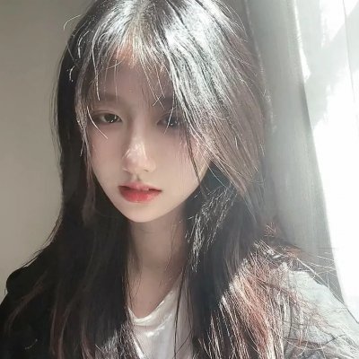 庭院里的女人
